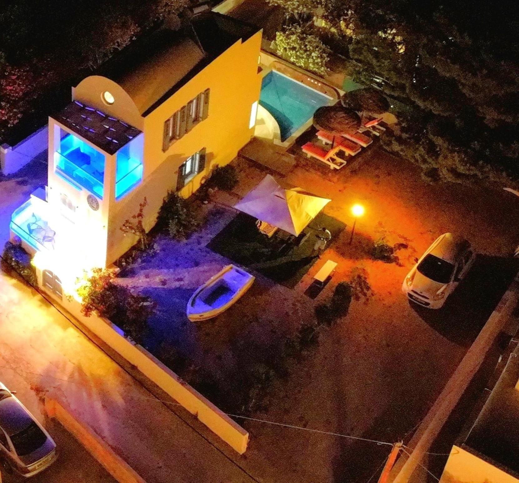 Located By The Sea One Beachfront Private Captain Lazaros Pool Villa With Loft In 750Sqm Spacious Private Plot-Jacuzzi-Sunrelax-Furnished Terace-Gazebo-Private Parking,Sleep 3 Adults And 2 Children, Just Steps From The Black Beach-Seaview Perissa  Luaran gambar