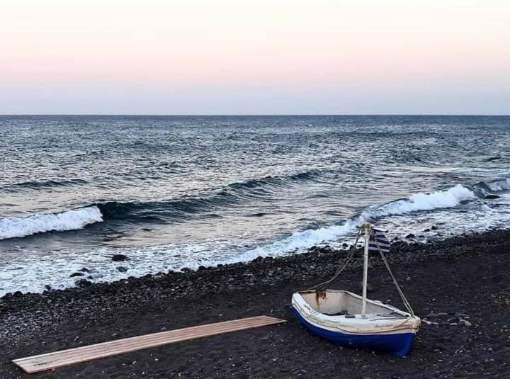 Located By The Sea One Beachfront Private Captain Lazaros Pool Villa With Loft In 750Sqm Spacious Private Plot-Jacuzzi-Sunrelax-Furnished Terace-Gazebo-Private Parking,Sleep 3 Adults And 2 Children, Just Steps From The Black Beach-Seaview Perissa  Luaran gambar