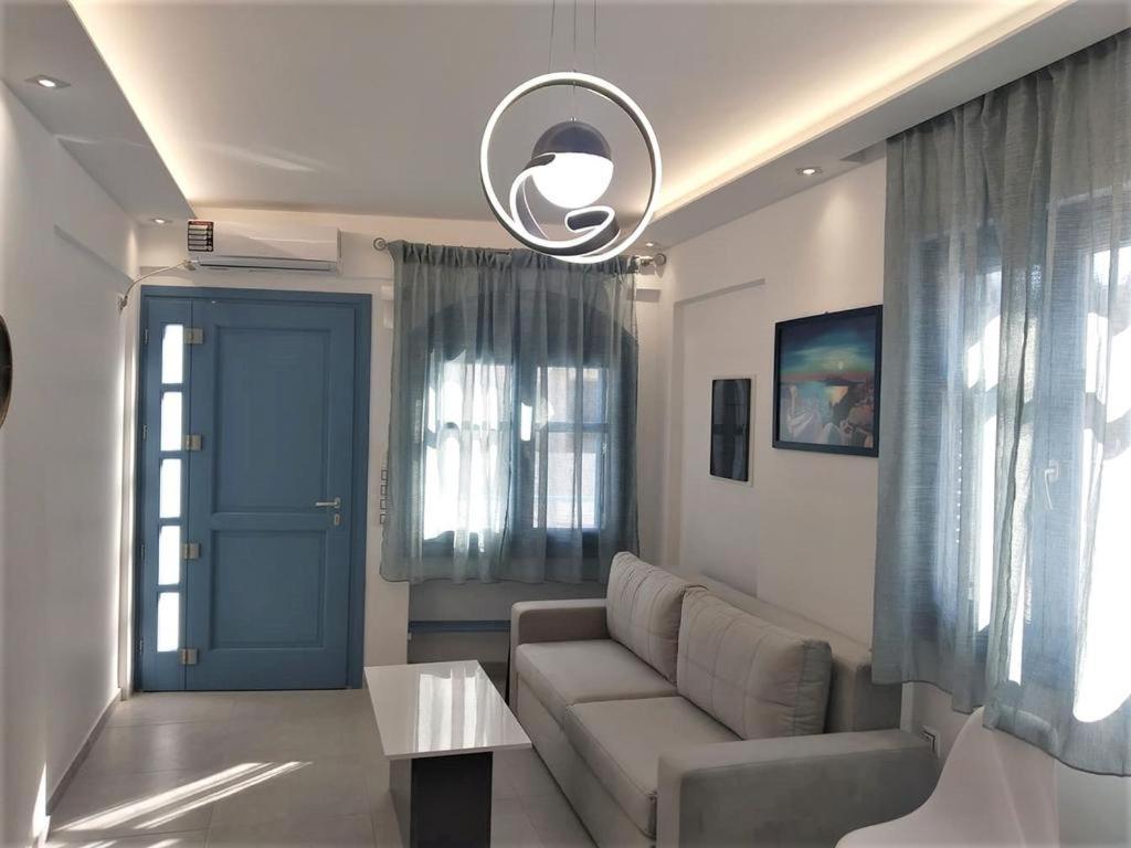 Located By The Sea One Beachfront Private Captain Lazaros Pool Villa With Loft In 750Sqm Spacious Private Plot-Jacuzzi-Sunrelax-Furnished Terace-Gazebo-Private Parking,Sleep 3 Adults And 2 Children, Just Steps From The Black Beach-Seaview Perissa  Luaran gambar